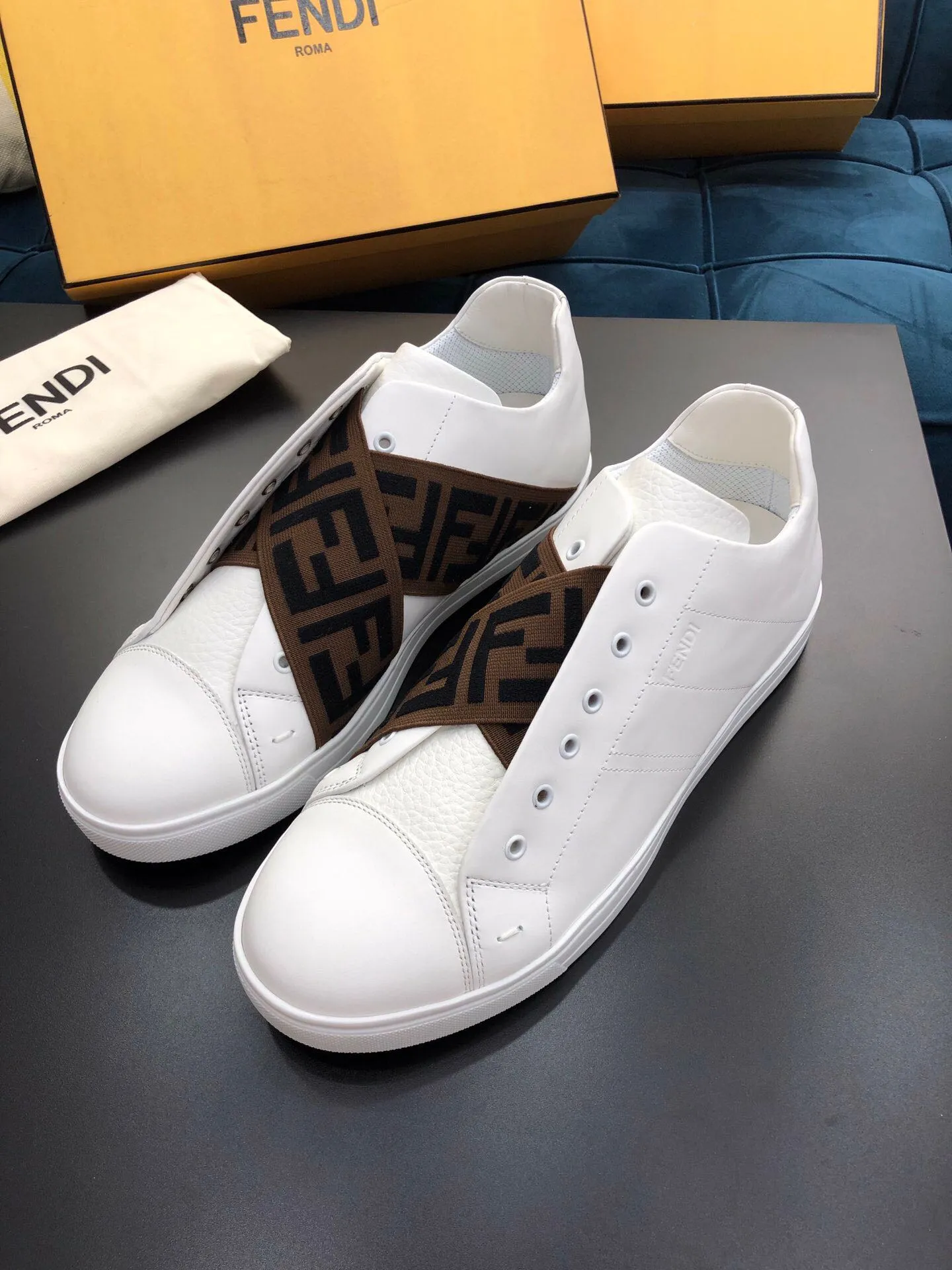 ¥380[Sun]FENDI Fendi classic comfortable men's slip-ons, this sophisticated sneaker is handmade from soft calfskin. Mesh inner surface, ultra-light rubber material and rough outsole. This unique thin style is suitable for the casual and exquisite sensibility of this season. It is comfortable and natural on the feet. It is an everyday style for spring and autumn leisure travel! 38/45